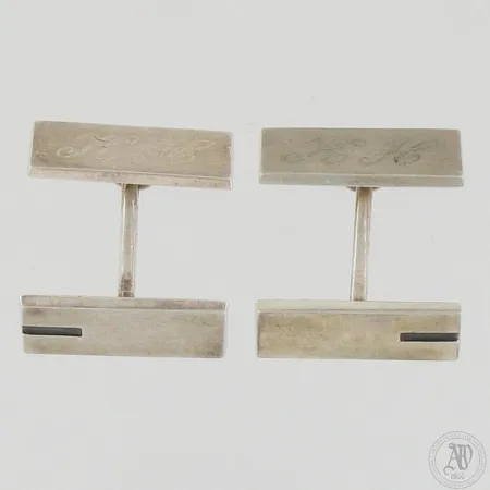 Kalvosinnapit, kaiverrettu ja käytön jälkiä, mitat 8x18mm, 813br, paino 9,2g Paino: 9,2 g
