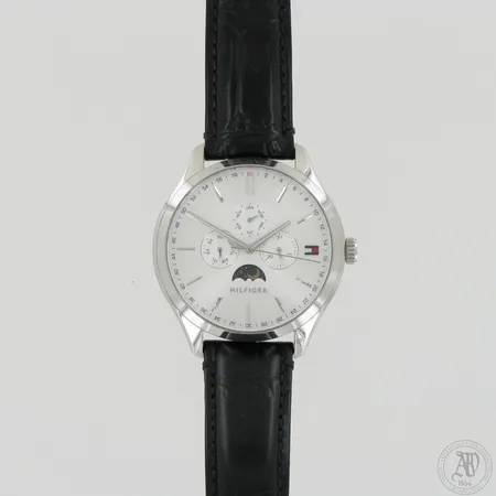 Teräsrannekello Tommy Hilfiger chronograph, quartz, taulun Ø 45mm, rannekkeen pituus 225mm. 