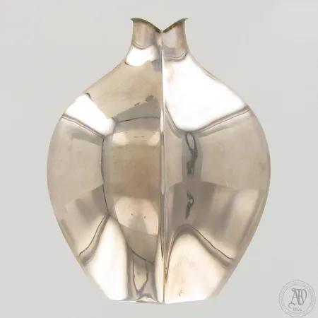 Maljakko, design Tapio Wirkkala, TW42, Kultakeskus Hämeenlinna 1970, pieniä pinta jälkiä ja hyvin pieniä kolhuja suuaukossa, 925, paino 205,4g. Lähetetään postipakettina.