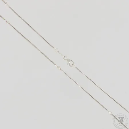 Kaulaketju, pieniä käytön jälkiä, pituus ja leveys 44,5cm ja 3mm, 925, paino 6,1g Paino: 6,1 g