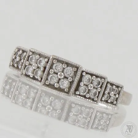 Timanttisormus 8xn.0.01ct 8xn.0.02ct 4xn.0.03ct, kaiverrettu, koko 16½, 585 valkokulta, paino 3,3g 
