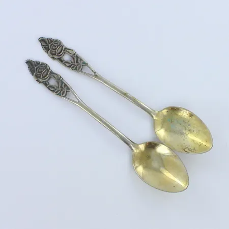 Kaksi kahvilusikkaa, korkeus 118mm, 813h, paino 17,8g 