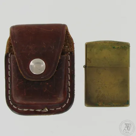 Viallinen sytytin Zippo, messinkiä, nahkainen vyökotelo