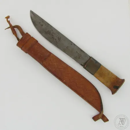 Puukko, käytön jälkiä, pituus 310mm, nahkatuppi.  Lähetetään postipakettina.