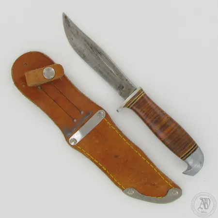 Puukko, käytön jälkiä, pituus 220mm, nahkatuppi.  Lähetetään postipakettina.