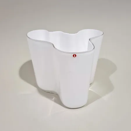 Valkoinen Aalto-maljakko, Iittala, korkeus 160mm, laserkaiverrus Alvar Aalto,  Lähetetään postipakettina.
