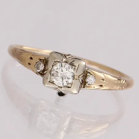 Timanttisormus 1xn.0.18ct 2xn0.01ct, kuletti hiottu, runko vääntynyt, koko 18¼, Paino: 1,1 g