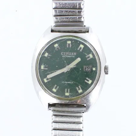 Teräsrannekello Citizen, automaatti, taulun Ø 36,5mm, rannekkeen pituus 195mm, käytön jälkiä ja lasi viallinen