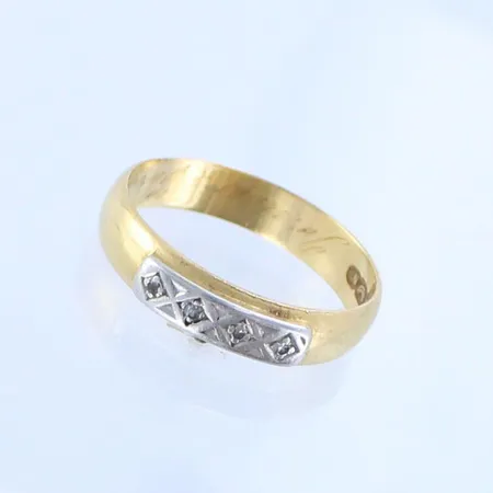 Timanttisormus 4xn.0.005ct, kaiverrettu, koko 18, 750 kelta- ja valkokulta Paino: 3,7 g