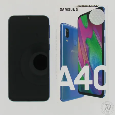 Samsung Galaxy A40 -älypuhelin, selviä käytön jälkiä lasissa ja kuoressa, kuulokkeet ja laturi.