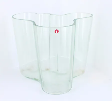 Aalto-maljakko, Iittala, korkeus 160mm, laserkaiverrus Alvar Aalto 100 Iittala 1998, Neste 50 vuotta,  vihertävä, pohjassa käyttökulumaa Lähetetään postipakettina.