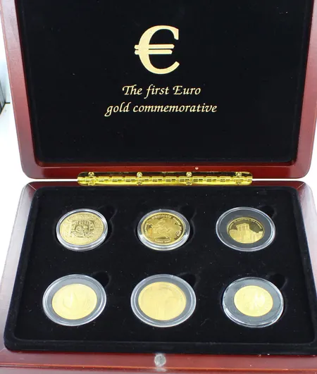 Kuusi kultarahaa, Belgium 2001 5000 francs 999, Austria 1000 Schilling 986,  Griechenland 100 Euro 2004 Summer Olympics in Athens 999, 100 euro - Übergang zur Währungsunion - Einführung des Euro 999, 100 Euro - Albert II Founding Fathers of Europe 999, 1 Deutsche Mark Mark Retirement 999,  Paino: 85 g