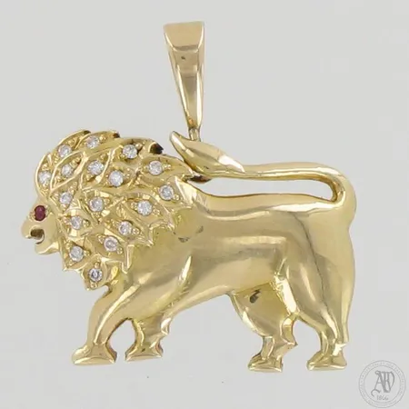 Leijona-riipus rubiinilla ja timanteilla 17xn.0.01ct, korkeus ja leveys 27mm ja 27mm, 585br,  Paino: 7 g