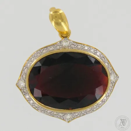 Kiviriipus timanteilla 32xn.0.01ct 4xn.0.08ct, korkeus ja leveys 42mm ja 40mm, 750br,  Paino: 17,3 g