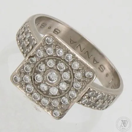 Timanttisormus 44xn.0.01ct 1xn.0.02ct, koko 16, kaiverrettu, 585 valkokulta,  Paino: 5,5 g