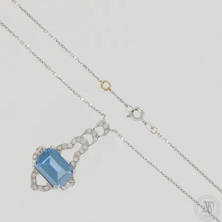 Kivikaulakoru timanteilla 28xn.0.01ct, pituus, korkeus ja leveys 40cm, 40mm ja 20mm, käytön jälkiä, 750 valkokulta,   Paino: 9,1 g
