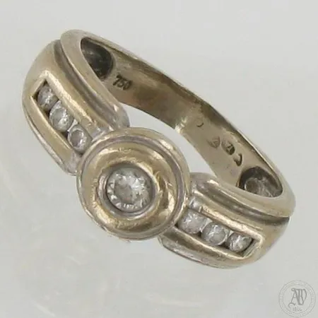 Viallinen timanttisormus 6xn.0.03ct 1xn.0.15ct, 750 valkokulta,  Paino: 4,7 g