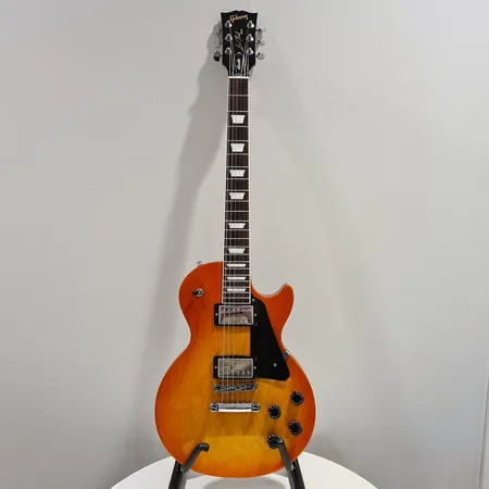 Sähkökitara Gibson Les Paul Studio, sr.190016278, made in usa 2019, malli LPST19TNCHI, kovassa laukussa Ota yhteys panttilainaamoon kuljetusmaksusta sopimiseksi.