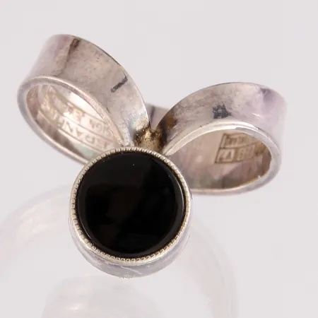 Kivisormus, koko 16¾, valmistaja Granit Erik & Co, vuodelta 1974, Helsinki, 925br, Paino: 3,6 g