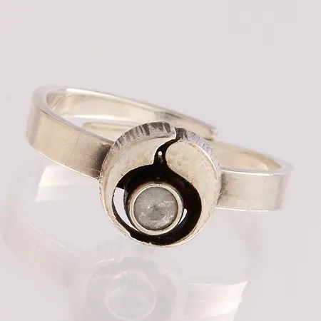 Kivisormus, Sten & Laine, Turku, vuodelta 1979,  koko muunneltavissa, 925 Paino: 1,9g