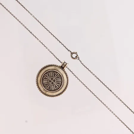 Kaulakoru Kalevala Koru, Riipus-1238, kaiverrettu, vuodelta 1963, ketjun pituus 66cm, riipuksen korkeus 33mm, 925,  Paino: 12,1 g