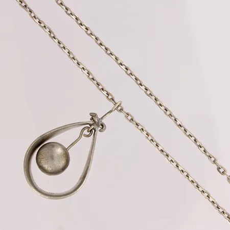 Kaulakoru, ketjun pituus 72cm, riipuksen korkeus 57mm, design Casi - SVENSKT TENN HANDARBETE, metallia. 