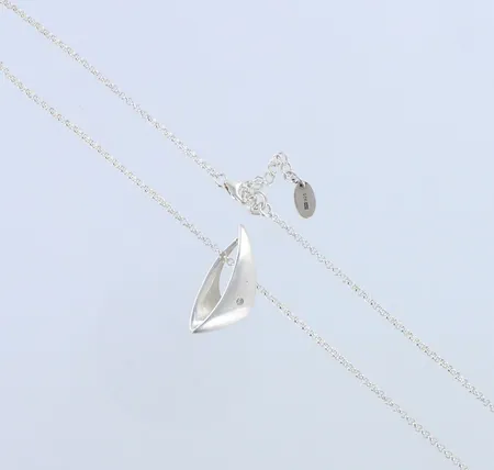Kaulakoru timantilla 1xn.0.02ct, riipuksen korkeus 27mm, ketjun pituus 42cm, 925,  Paino: 6,6 g Lähetetään postipakettina.
