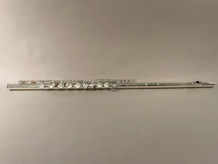 Alttohuilu Pearl Flute PFA 201, laatikko ja suojalaukku ja puhdistusvälineet Lähetetään postipakettina.