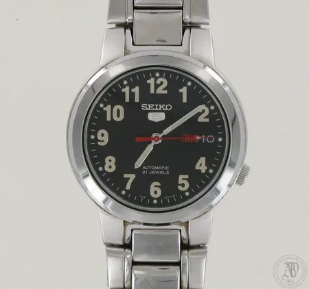 Teräsrannekello Seiko 5 Automatic 21 jewels, taulun Ø 37mm, rannekkeen pituus 195mm.