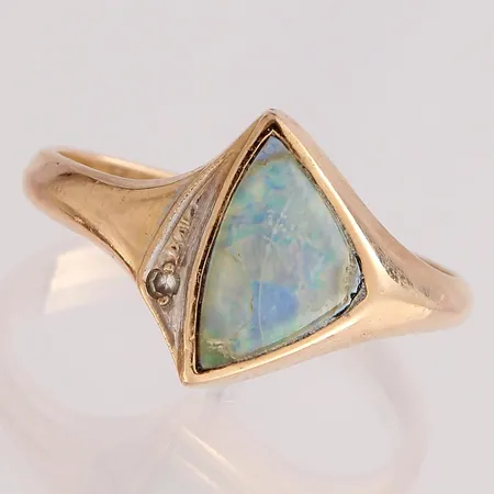 Kivisormus timantilla 1xn.0.005ct, kivessä murtumia ja pala lohjennut, koko 17¾, 585br, Paino: 2,9 g