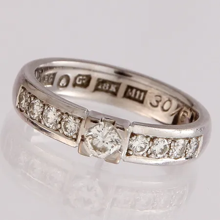 Timanttisormus 1xn.0.16ct 8xn.0.03ct, kaiverrettu, koko 15½, 750 valkokulta,  Paino: 4,6 g