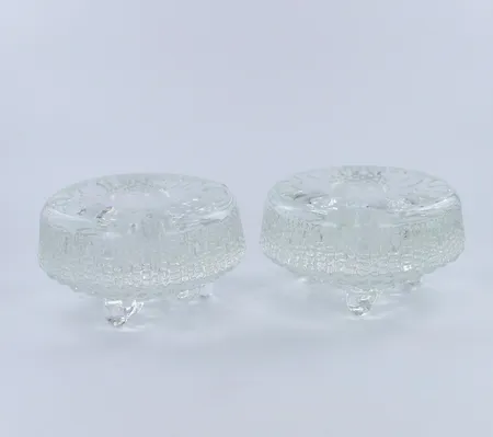 Kaksi kynttilänjalkas Iittala, Ultima Thule, Tapio Wirkkala, korkeus 37mm Lähetetään postipakettina.
