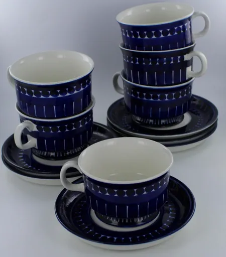 6 kahvikuppia ja aluslautaset Arabia, Valencia, Design Ulla Procopé, vuosi 1960-luku,  kupin Ø 75, lautasen Ø115mm pieniä käytön jälkiä Lähetetään postipakettina.