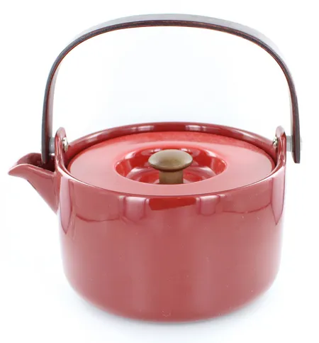 Teekannu Marimekko, Oiva, punainen, vetoisuus 70clitraa, suunnittelija Sami Ruotsalainen Lähetetään postipakettina.