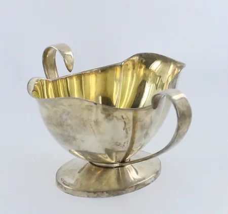 Kastilekannu, kaiverrettu, korkeus 67mm, 813,  Paino: 103,1 g
