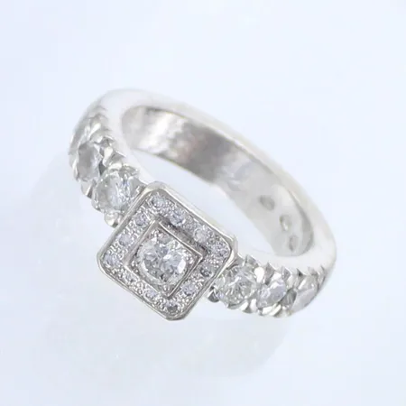 Timanttisormus 7xn.0.13ct (yhdessä timantissa lohkeama) 12xn.0.01ct, kaiverrettu, koko 17¼, 750 valkokulta,  Paino: 10,7 g