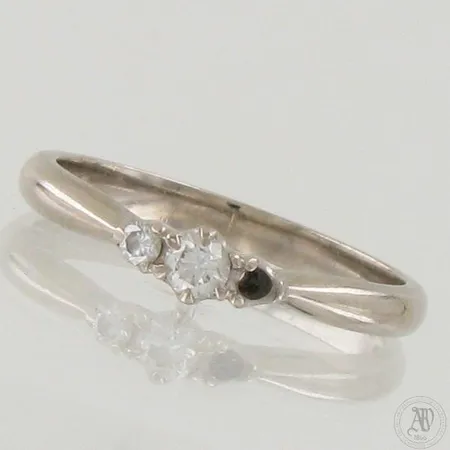 Timanttisormus 1xn.0.04ct 1xn.0.11ct (yksi kivi puuttuu), koko 16¾, 585 valkokulta,  Paino: 2,3 g