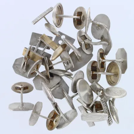 23 kalvosinnappia, osa kaiverrettuja,  korkeus 15-21mm, 813-830br,  Paino: 115,4 g