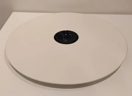 Keramiikkavati, NATHALIE LAHDENMÄKI, 'POINT', Pro Arte -99, Arabia Finland, Ø 385mm. Lähetetään postipakettina.