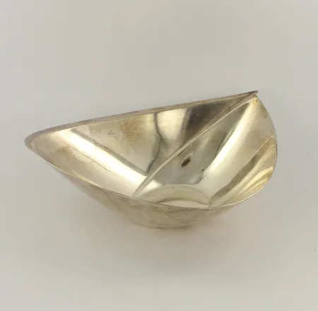 Hopeamalja Tapio Wirkkala, vuodelta 1967, mitat 14x10,9cm, korkeus 4,2mm, Kultakeskus, 916, Paino: 96,6g 