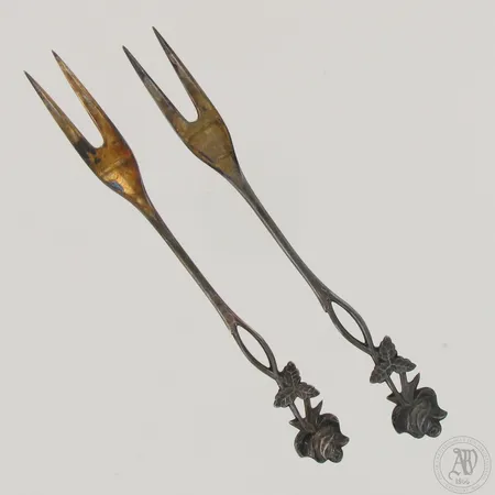 Kaksi asettihaarukkaa, Ruusu, kaiverrettu, pituus 120mm, 813,  Paino: 17,5 g
