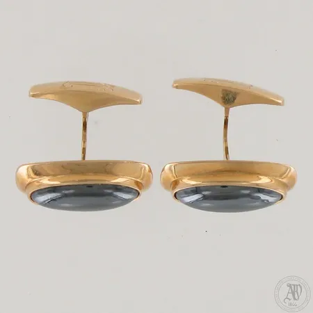 Kivikalvosinnapit, kaiverrettu ja käytön jälkiä, mitat 11x21mm, 585br,  Paino: 8,1 g