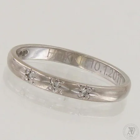 Timanttisormus 3xn.0.005ct, kaiverrettu ja käytön jälkiä, koko 17, 585 valkokulta,  Paino: 2,2 g