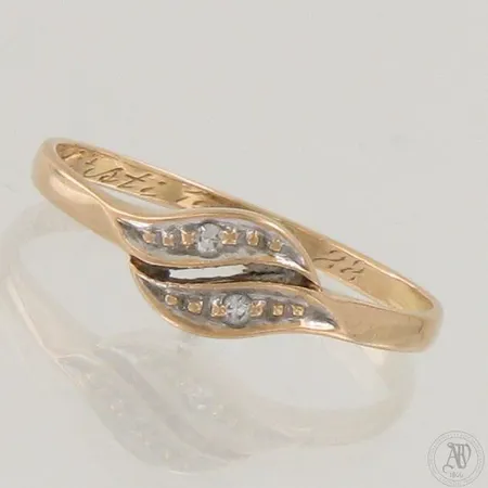 Timanttisormus 2xn.0.005ct, kaiverrettu, runko hieman vääntynyt, koko 17¾, 585,  Paino: 1,4 g