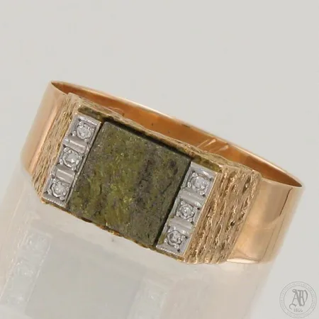 Kivikantasormus timanteilla 6xn.0.01ct, kaiverrettu, runko hieman vääntynyt, koko 22½, 585br,  Paino: 5,8 g