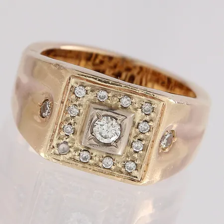 Timanttikantasormus 1xn0.12ct 1xn0.04ct (toinen ei timantti) 11xn0.01ct (yksi ei timantti), koko 18½, 585br, 15,5g Paino: 15,5 g