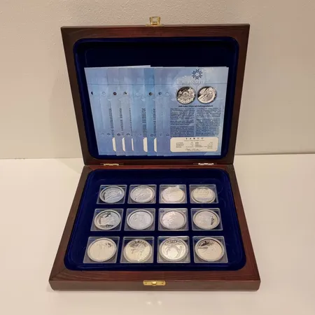 12 Hopeamitalia laatikossa, SLC 2002, todistukset, 999,  Paino: 335,1 g