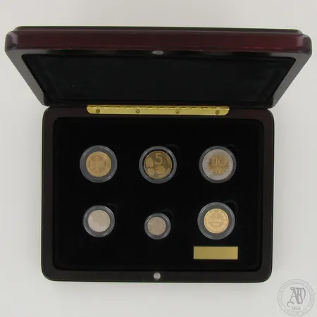 Rahasarja Kultaiset jäähyväiset markalle 2001, nro 2677/5000, proof, Rahapaja Oy, sisältää 10mk 5mk 1mk 50p 10p ja kultainen muistomitali 1 markka vuodelta 1864, puulaatikko ja todistus, 900,  Paino: 8,6 g