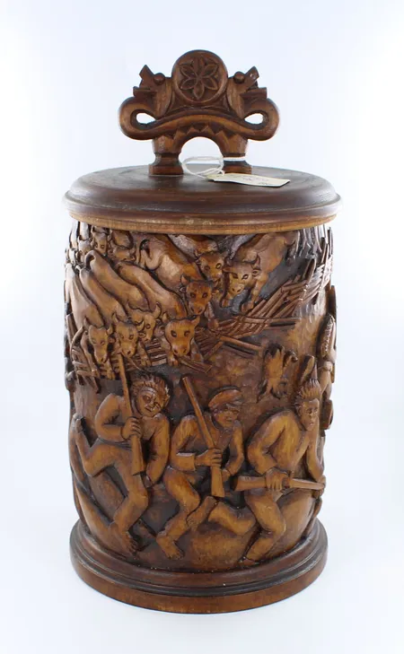 Puinen kannellinen rasia Kalevala Koru, 1960-1970 luku, korkeus 25cm, sylinterinmuotoinen Ø 13cm, reliefikoristelu, vähäistä käyttökulumaa. Lähetetään postipakettina.