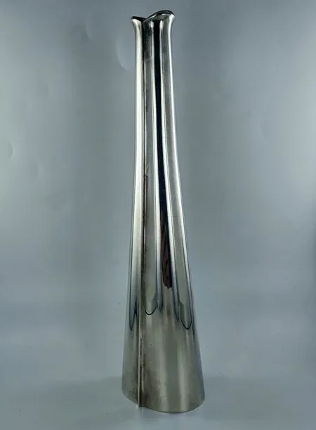 Maljakko, Tapio Wirkkala, sign. TW. Kultakeskus, Hämeenlinna 1976, korkeus 23cm, suuaukossa ja maljakon pohjareunassa kolhuja, kaiverrettu, 830,   Paino: 138 g